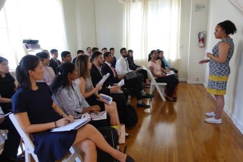 律师泰勒为参会者讲解H-1B审核情况。(图片来源：美国《世界日报》记者 金春香 摄)